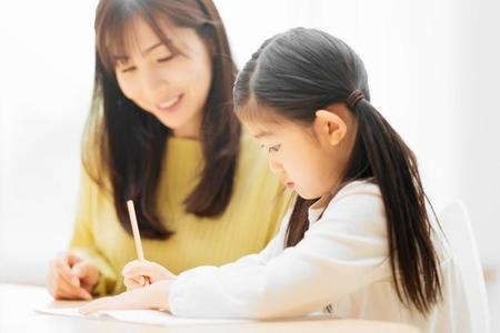 約3割の親が「子どもの中学受験に賛成」と回答　※画像はイメージです（aijiro/stock.adobe.com）