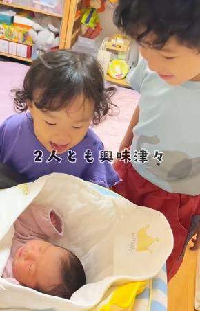 生後4日目の妹に初めて会った6歳兄と2歳姉、可愛すぎる挨拶が話題　小さな声で「はじめまして～」「うれしいでしゅ～」