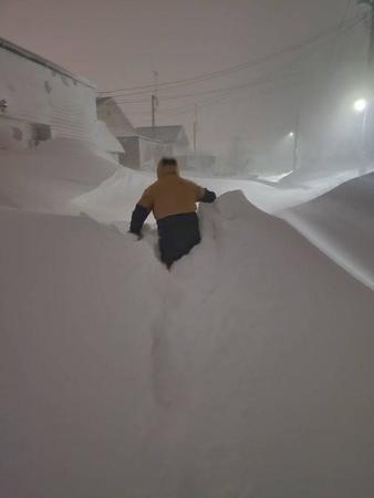 腰ほどまである雪道を、ただただかき分けて進みます（いずれも提供写真）