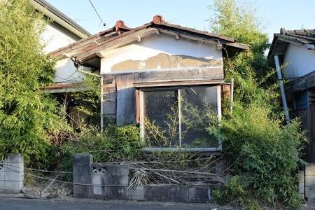 空き家状態が長く続くほど家の劣化や倒壊リスクが高まるので危険　※画像はイメージです（FRANK/stock.adobe.com）