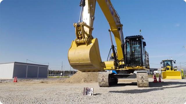 ショベルカーで元彼とのアルバムを粉砕！（動画よりキャプチャ／提供：マイラボ渋谷）