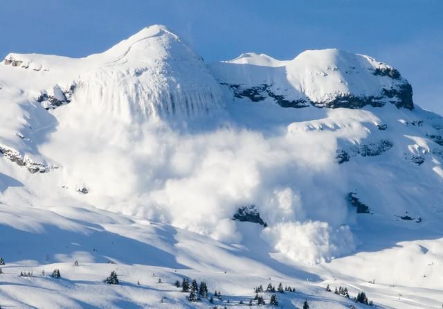 冬の時期になると発生しやすい「雪崩」※画像はイメージです（Audrey/stock.adobe.com）