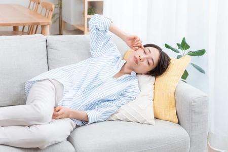 日常で「なんとなく不調」を実感している人は8割　具体的な症状は「疲れ・だるさ」「目の疲れ」など多く