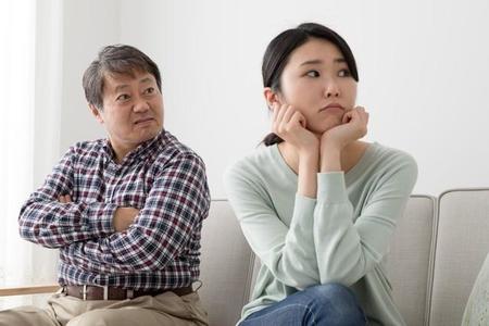 実家暮らしでは「家族に干渉される」といったストレスを抱える人が多いようです　※画像はイメージです（aijiro/stock.adobe.com）