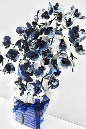 「デニム胡蝶蘭」ジーンズが好きなあの人に…縫製工場が手がけた祝い花が話題　メーカー「永遠に枯れない藍」