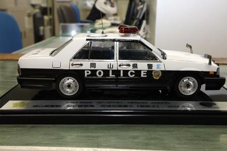 生産終了20年「セドリックパトカー」の雄姿いつまでも…“現役車”残る岡山の警察署に福島からプラモデル届く 「昭和の雰囲気」残した武骨さ