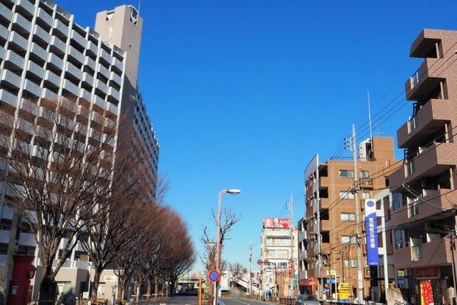 小平駅近くの街並み（photoAC）