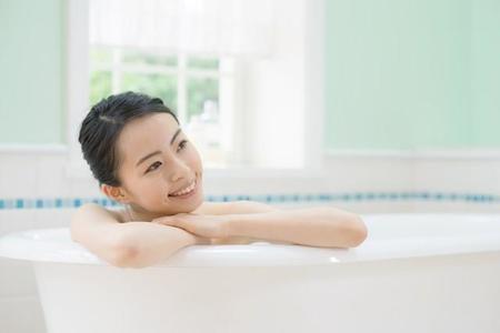 浴槽入浴の頻度が高いほど「幸福度」が有意に高い　※画像はイメージです（naka/stock.adobe.com）