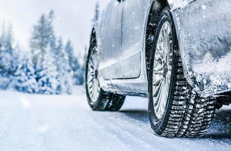 「カーブ走行」や「ブレーキング」にも注意したい雪道での運転　※画像はイメージです（Milan/stock.adobe.com）