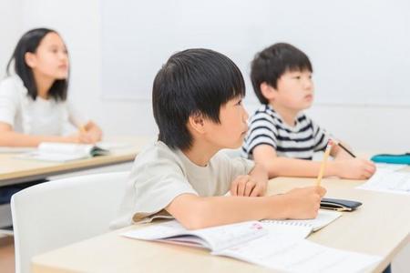 「学習塾」に通う小学生は4割弱　理由は「学校の授業だけでは不安だから」が最多　逆に塾に通わせていない家庭の理由は？