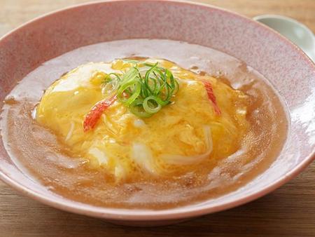 大阪の天津飯は基本的に醤油餡だけど…東京はまさかの味！？※画像はイメージ写真（karinrin/stock.adobe.com）