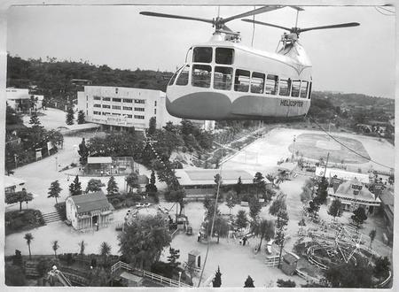 1960年頃に撮影された遊具「大型ヘリコプター塔」（画像提供：京阪電気鉄道株式会社）