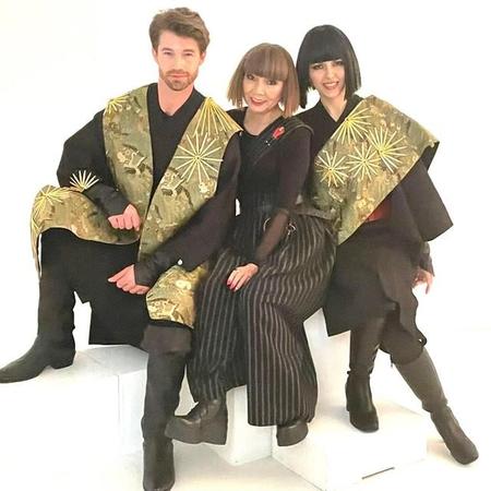 新着物ブランド 「AAAPARE」を着た紫藤尚世さん(写真中央) 