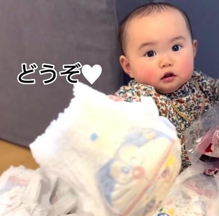 ママが目を離した隙にオムツが……1歳の赤ちゃんが、何て言った！？　癒やされる姿に「可愛いので、許します」