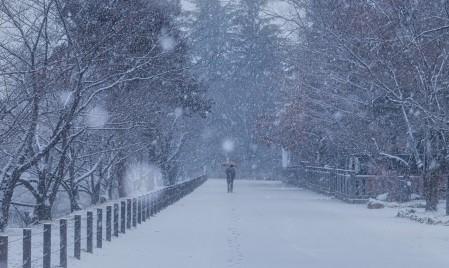 雪道で転びにくい上手な歩き方とは…！？※画像はイメージです（半ライス大盛り^^/PhotoAC）