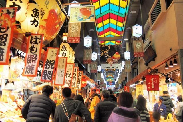 「京の台所」と称される錦市場（photoAC）