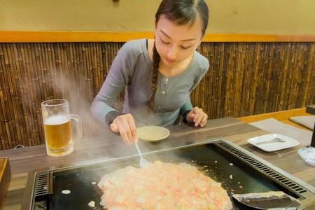 東京に住んだらやりたいことの1位は「グルメの堪能」　※画像はイメージです（photoAC）