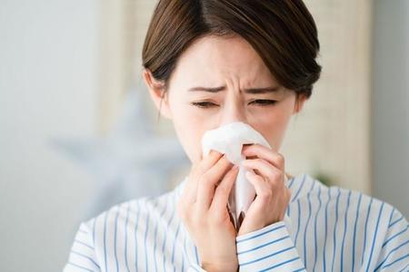 風邪でもない、花粉症でもない……でも鼻水が止まらない！もしかすると、その原因は寒暖差アレルギーかもしれません　※画像はイメージです（aijiro/stock.adobe.com）