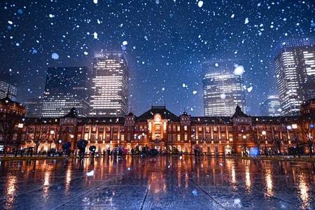 「雪夜の東京駅が夢の中のようだった」雪のなか、撮影された写真に「幻想的すぎる」「本当に夢のような風景」