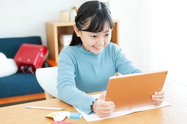 小学校低学年の約6割が「勉強や習い事にタブレットを利用している」　※画像はイメージです（UTS/stock.adobe.com）