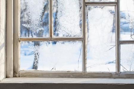 窓にできた芸術な霜とは※画像はイメージです(Maya Kruchancova/stock.adobe.com)