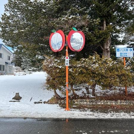 ほっこりした気持ちになれるりんごのカーブミラー＝株式会社ゼンリン（@ZENRIN_official）提供