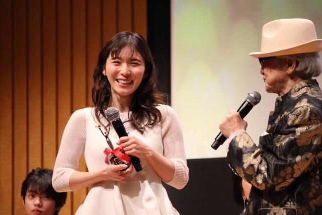 浜村淳さんとのやり取りに笑顔を見せる松岡茉優さん＝大阪市内