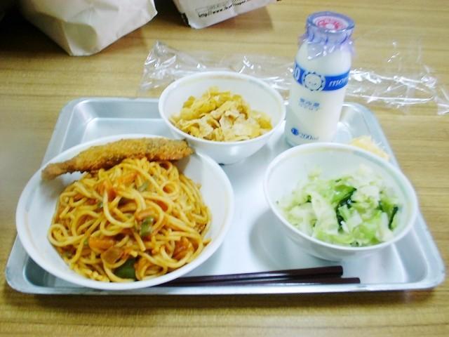 給食で出されたうずらの卵を喉に詰まらせて小学1年生の男児が亡くなった事故。「お昼ご飯の時間が短い」「急いで食べたから？」などとSNS上で意見相次ぐ（photoACより「uemon1962」さん撮影、イメージ画像）