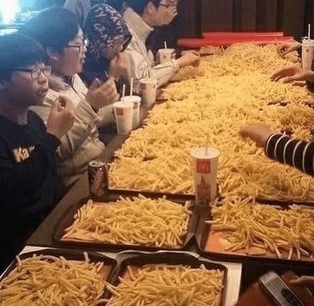 2013年に話題になったポテトパーティーの写真。韓国で、ゲーム好きの若者たちが集まっていたそうです！