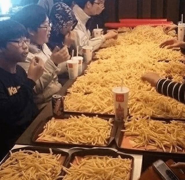 2013年に話題になったポテトパーティーの写真。韓国で、ゲーム好きの若者たちが集まっていたそうです！