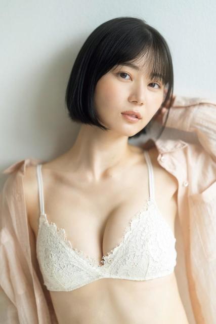 純白ランジェリー×透明感あふれる美ボディ 春からOLのYouTuber・いけ