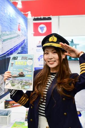 おなかやおへそがチラリ　大阪モーターサイクルショーを彩った魅惑のコンパニオン