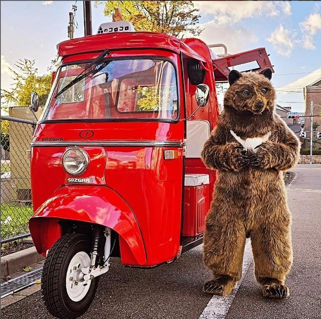 クマが炭火で鮭を焼いている！？住宅街の一角、 絵本から抜け出した