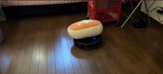 ロボット掃除機の上に北海道チーズ蒸しケーキ、、？（提供：犬互郎さん）