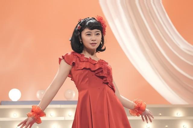 若さとパンチで「ラッパと娘」を歌った水城アユミ（吉柳咲良）　(C)NHK