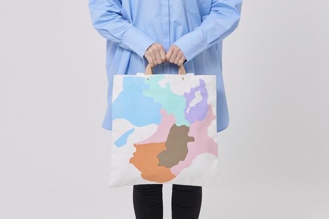「スクエアトートバッグ近畿地方」のイメージカラーは、三重は伊勢海老、滋賀は琵琶湖（夕日）、京都は竹林、大阪は道頓堀、兵庫は神戸港、奈良は鹿、和歌山は柿（ゼンリン提供）