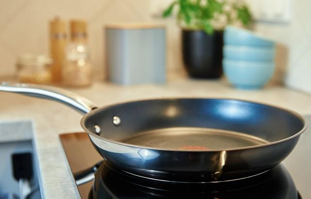 コーティングフライパンを使う上で気をつけたいポイントとは…※画像はイメージです（Lazy_Bear/stock.adobe.com）