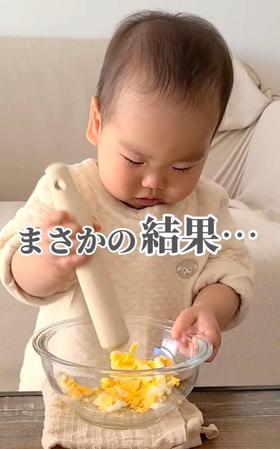 1歳男の子、初めて卵サンドを作ってみたらまさかの結果に…「楽しめたらオッケー！」「可愛いシェフですね」