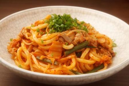 電子レンジで作れる「豚キムうどん」※画像はイメージです（sasazawa/stock.adobe.com）