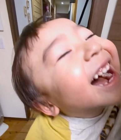 ママの抱っこに満面の笑みで嬉しそうな2歳のお兄ちゃん、あお君（提供：＠__fujiyama1218さん）