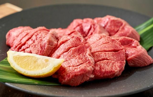 焼肉には欠かせないタンですが…※画像はイメージです(karin/stock.adobe.com)