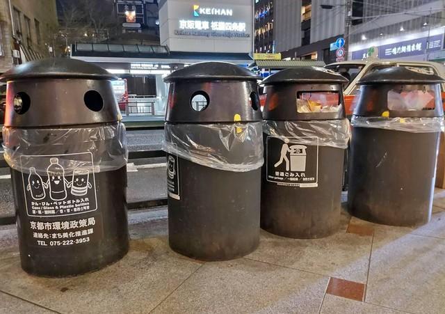 「普通ごみ入れ」の一つが満杯となっているごみ箱（２月２０日午後８時ごろ、京都市東山区四条通川端東入ル）