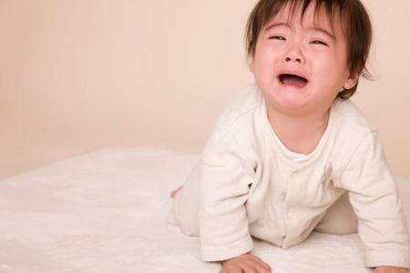 お風呂に入りたいだけなのに…ママの姿が見えず、大泣きする赤ちゃん。どうすればいいの？　写真はイメージです（Paylessimages/stock.adobe.com）