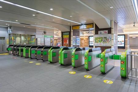 改札口での荷物の受け渡しは…（yu_photo/stock.adobe.com）※画像はイメージ
