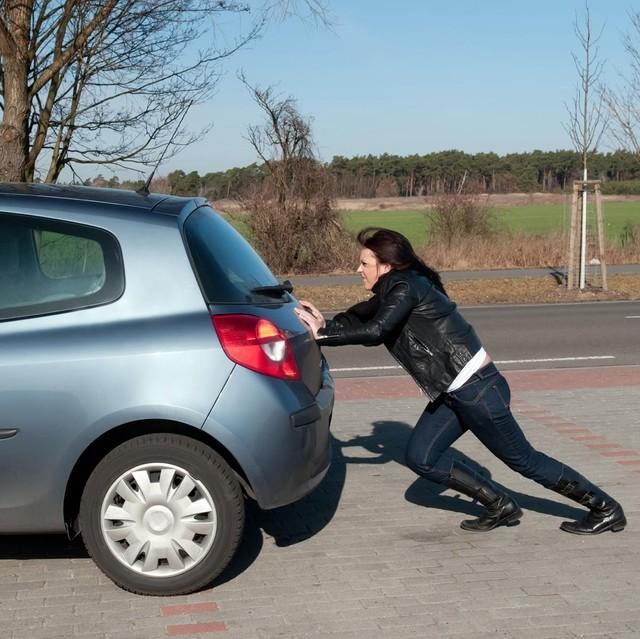 故障して動かなくなった車を後ろから押すより軽く動かせる方法があるという