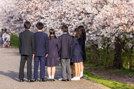 制服やスーツの後ろ姿、チェックしましたか？　メーカーが注意喚起「見落としがちなのでご注意を」