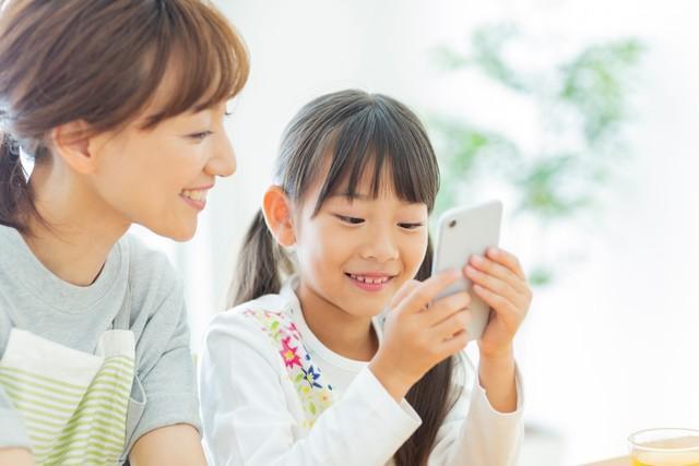子どもに携帯電話を持たせたきっかけは？　※画像はイメージです（japolia/stock.adobe.com）