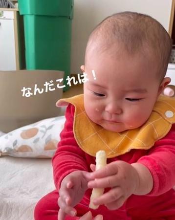 泣いている赤ちゃんに初めてのお菓子をあげてみたら…　涙忘れて食べる姿に200万回再生「最初から最後まで全部可愛い！」