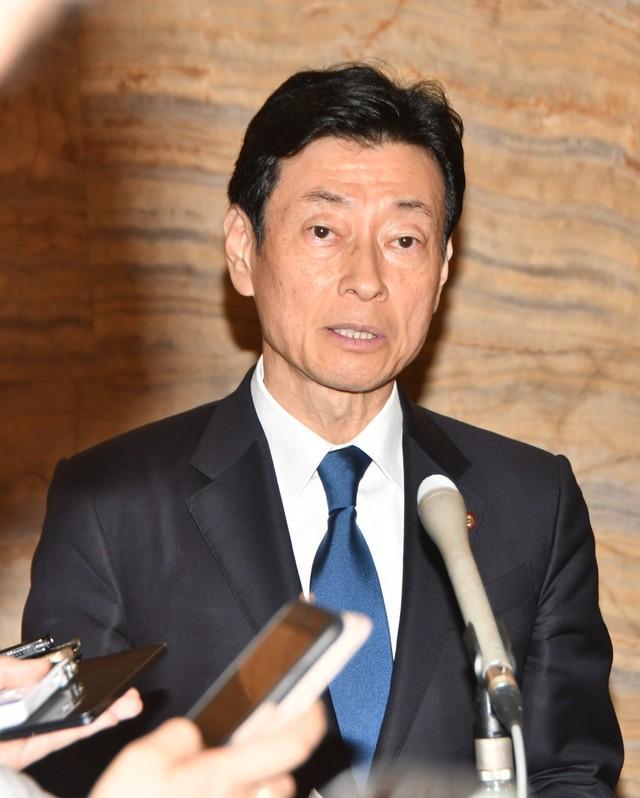 党員資格停止１年の処分を受け、衆議院の正面玄関で会見をする西村康稔氏＝東京都千代田区