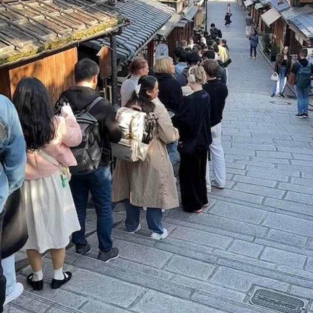 平日の早朝、清水寺に続く参道に出来たインバウンド客の大行列。行列禁止エリアの先にあるのは……スタバ！（動画からキャプチャー／提供：京都時間.jp @kyototime_jp）